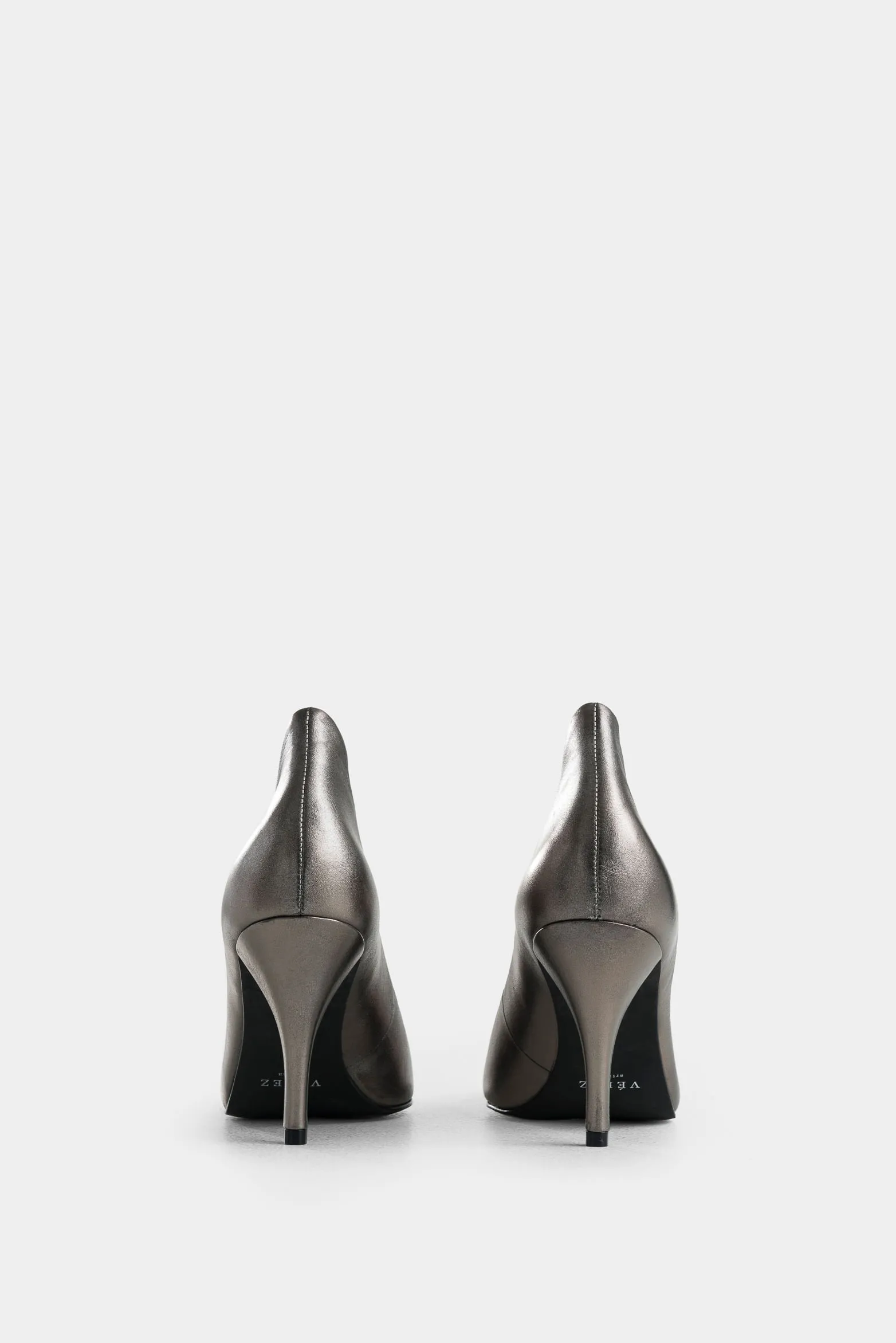 Tacones cerrados iris de cuero para mujer puntera metálica