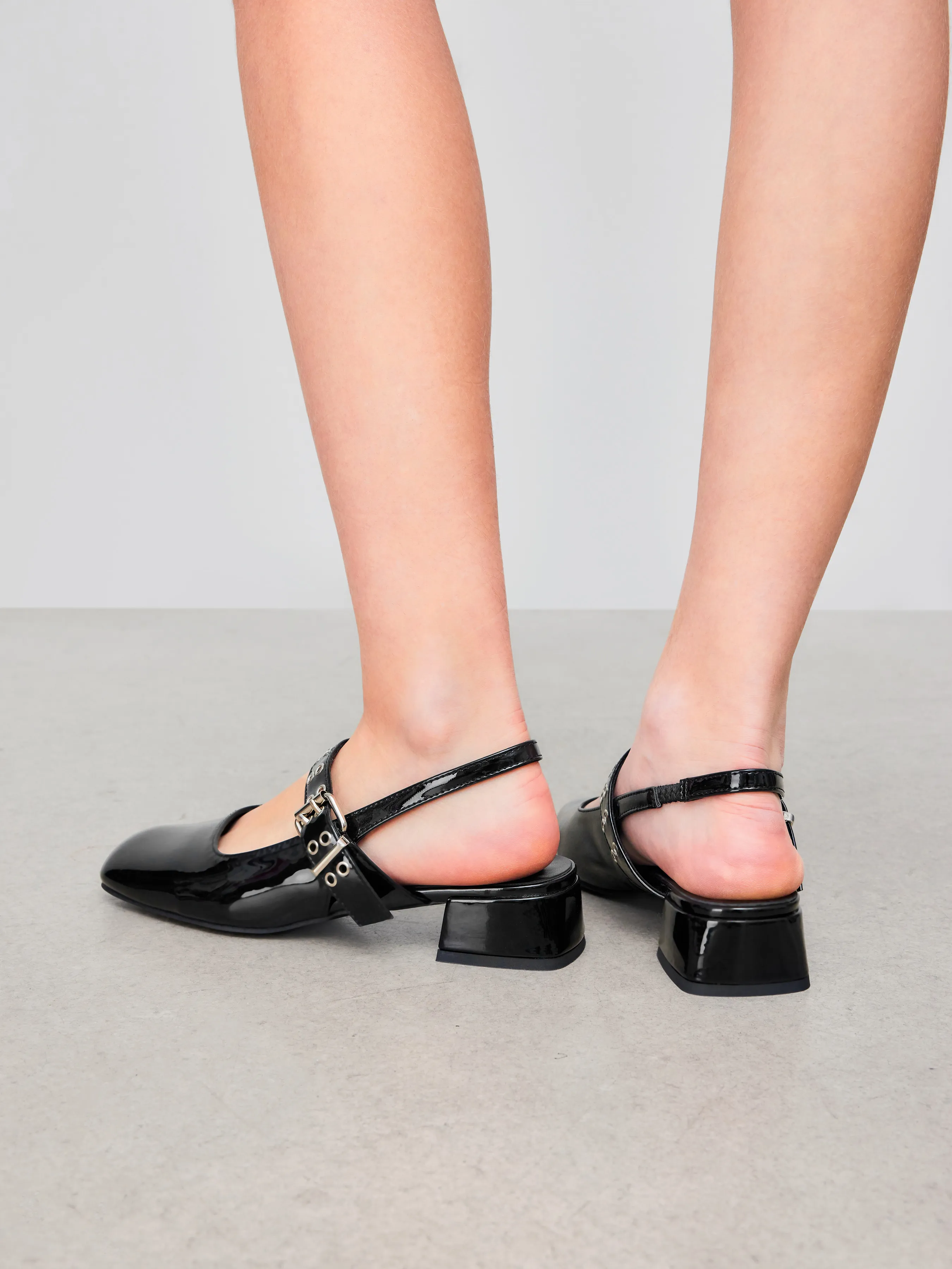 Zapato tipo merceditas con hebilla y correa trasera